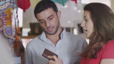 Çift birlikte alışveriş