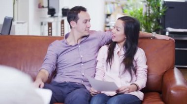 çekici genç bir çift onların mali müşavir ile tartışma