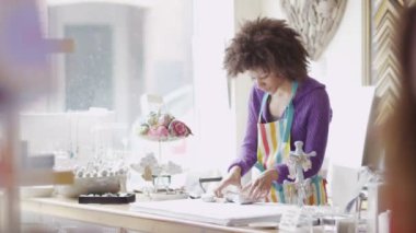 mağaza asistanı hizmet veren müşteri