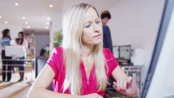 Jovem mulher profissional criativa está trabalhando na frente de um computador touchscreen — Vídeo de Stock