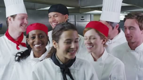 Πορτρέτο του μια ευτυχισμένη ομάδα από σεφ σε μια εμπορική κουζίνα — Αρχείο Βίντεο