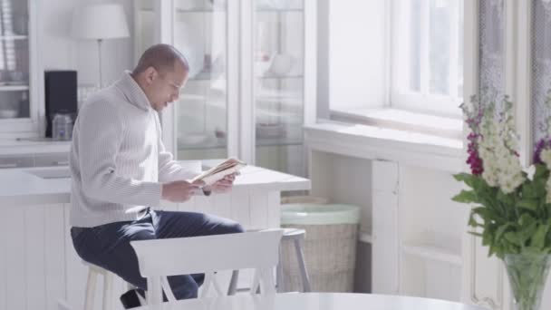Man reading newspaper — Stock Video