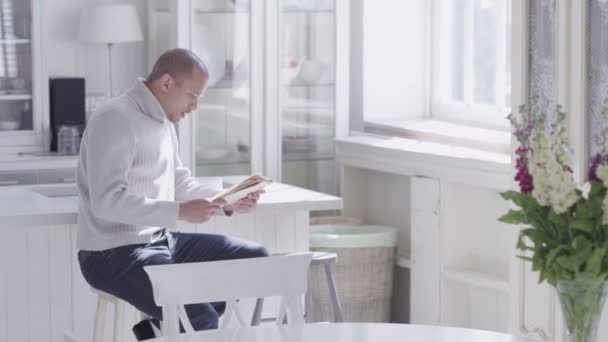 Hombre leyendo periódico — Vídeos de Stock