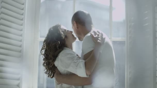 Paar umarmt und küsst sich — Stockvideo