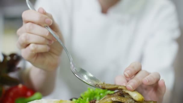 Delicioso plato gourmet se está dando los toques finales por el chef — Vídeo de stock