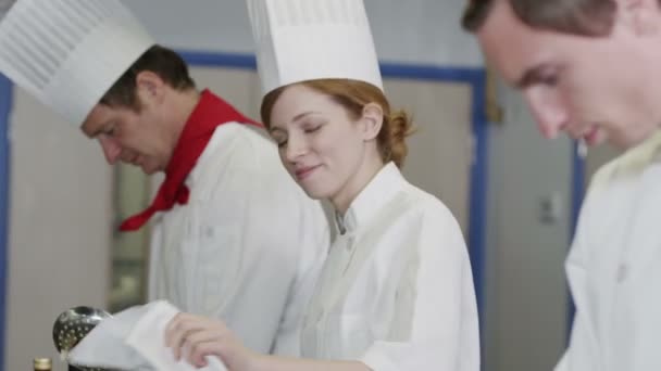 Retrato de atraente jovem chef na cozinha comercial . — Vídeo de Stock