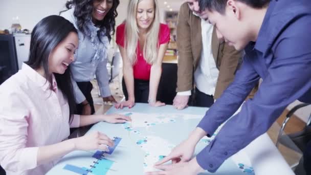 Équipe commerciale mondiale examinant une carte du monde 