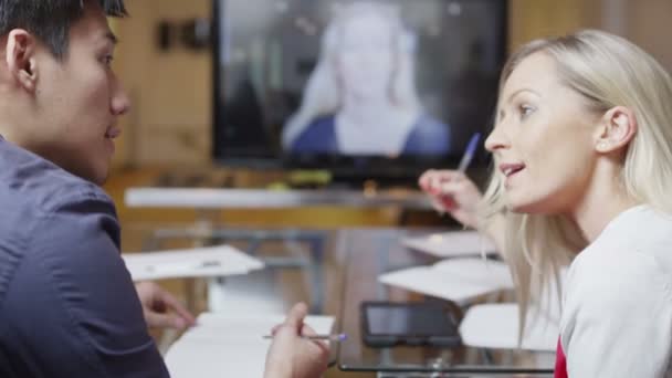 Jeune équipe d'affaires professionnelle lors d'une réunion par appel vidéo 