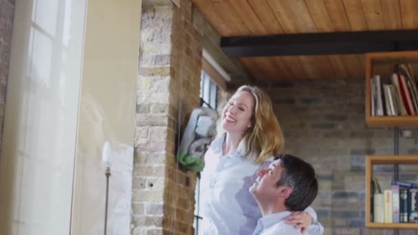 Ehepaar renoviert sein Haus — Stockvideo