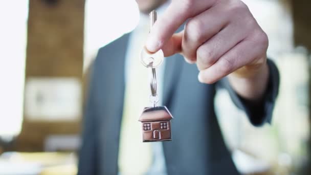 Schlüssel symbolisiert Kauf eines neuen Eigenheims
