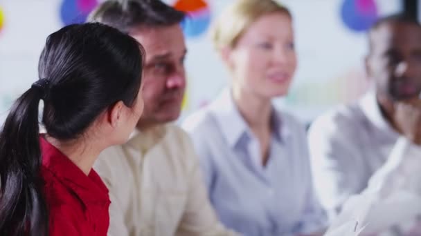 Atractivo grupo empresarial discute ideas en una reunión de la sala de juntas — Vídeos de Stock