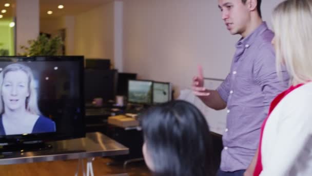 Jeune équipe d'affaires professionnelle lors d'une réunion par appel vidéo 