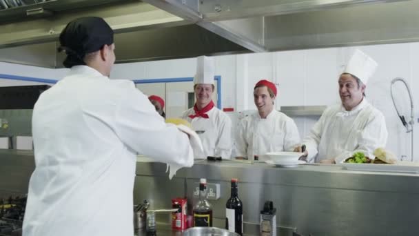 Joven chef masculino sosteniendo una bandeja de pan recién horneado — Vídeo de stock