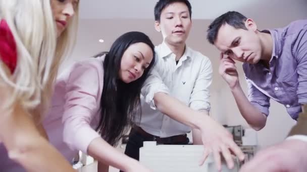 Jovens arquitetos dinâmicos em uma reunião de negócios — Vídeo de Stock