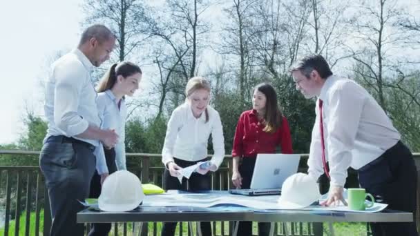 Bedrijfsgroep komen voor buiten vergadering — Stockvideo