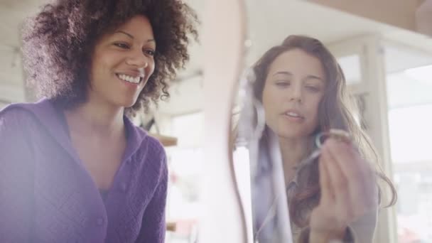 Nők együtt a vásárlás — Stock videók
