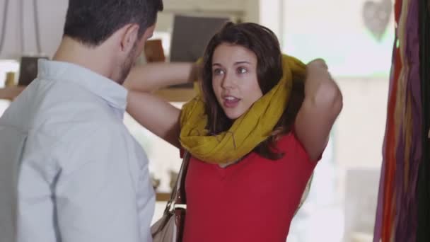 Couple font du shopping ensemble 