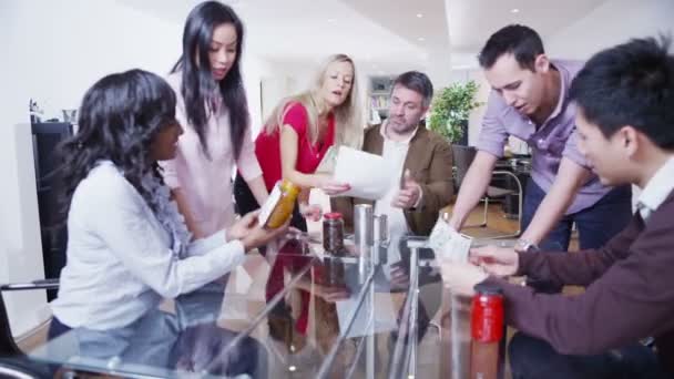 Une jeune équipe marketing dynamique fait un brainstorming lors d'une réunion 