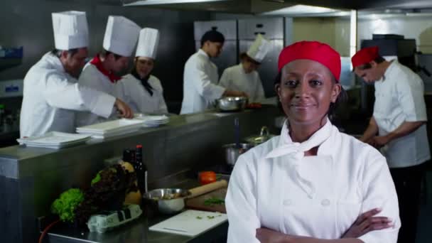 Portret van een jonge stagiair chef-kok of een werknemer in een commerciële keuken — Stockvideo