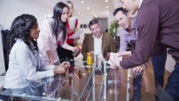 Une jeune équipe marketing dynamique fait un brainstorming lors d'une réunion 