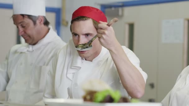 Equipe feliz de chefs em uma cozinha comercial, chefe de cozinha gostos e dá aprovação — Vídeo de Stock