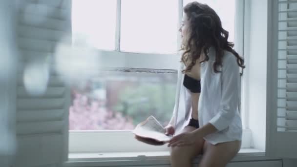 Женщина расслабляется в элегантной квартире — стоковое видео