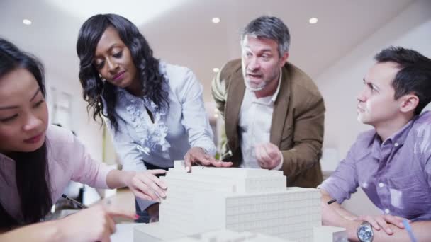 Jeunes architectes dynamiques dans une réunion d'affaires 