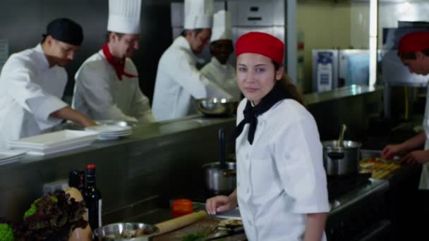 Portret van een jonge stagiair chef-kok of een werknemer in een commerciële keuken — Stockvideo