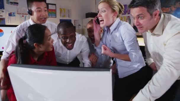 Équipe d'affaires célébrer accord de clôture 