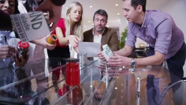 Une jeune équipe marketing dynamique fait un brainstorming lors d'une réunion 