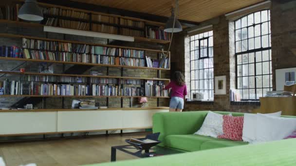 Vrouw ontspannen en lezen van een boek. — Stockvideo