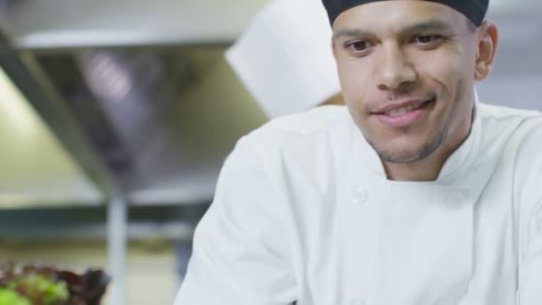 Delicioso hambúrguer gourmet está sendo dado os toques finais pelo chef — Vídeo de Stock