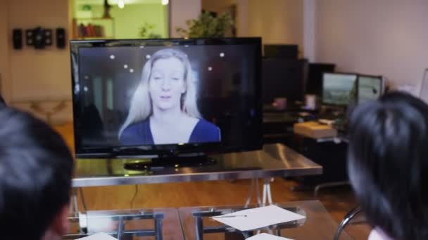 Jeune équipe d'affaires professionnelle lors d'une réunion par appel vidéo 