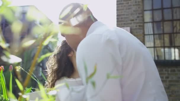 Couple embrasser dans le jardin — Video