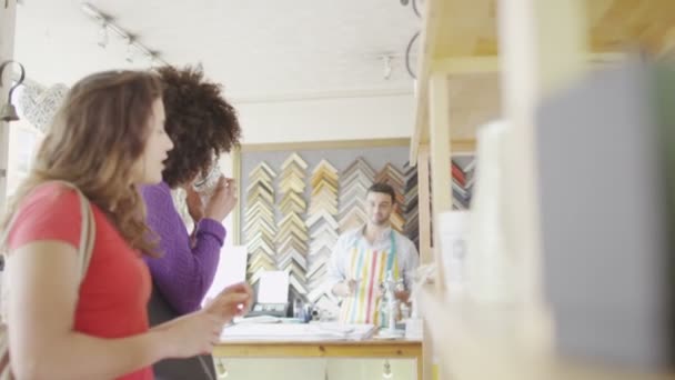 Frauen betreten kleinen Boutique-Laden — Stockvideo