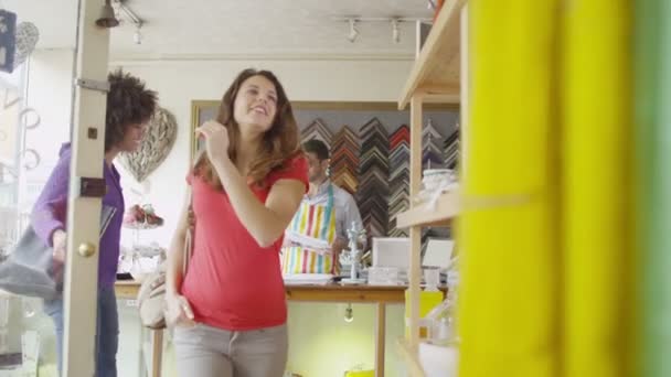 Women enter small boutique shop — Stock Video