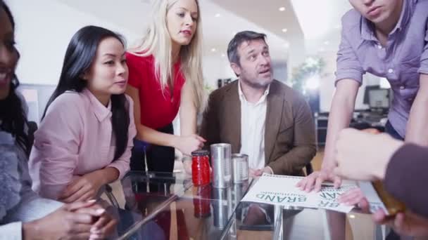 Un equipo dinámico de marketing joven está haciendo una lluvia de ideas en una reunión — Vídeos de Stock