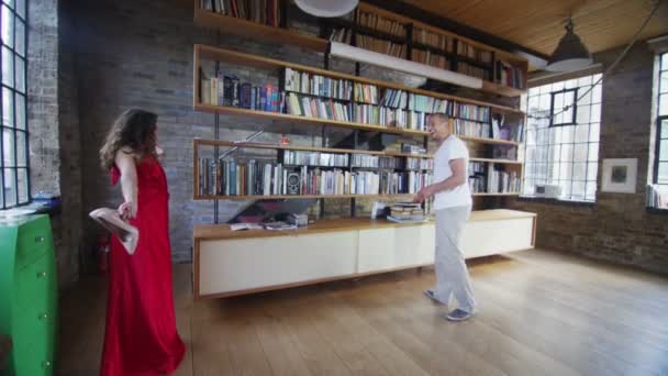 Frau und Partner tanzen zusammen — Stockvideo