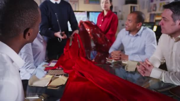 Equipo de diseñadores de moda o minoristas en una reunión de negocios — Vídeos de Stock