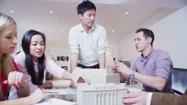 Jeunes architectes dynamiques dans une réunion d'affaires 