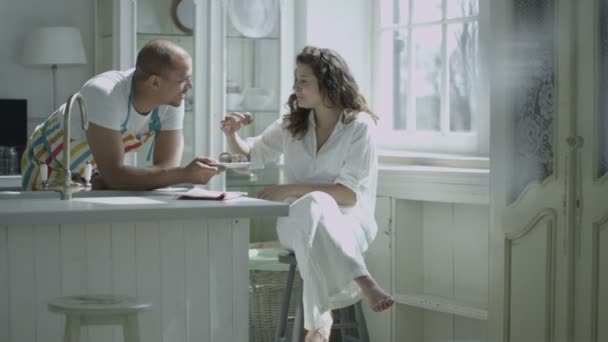 Муж предлагает свою партнерскую тарелку — стоковое видео