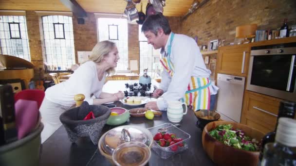 Пара становится романтичной на кухне — стоковое видео