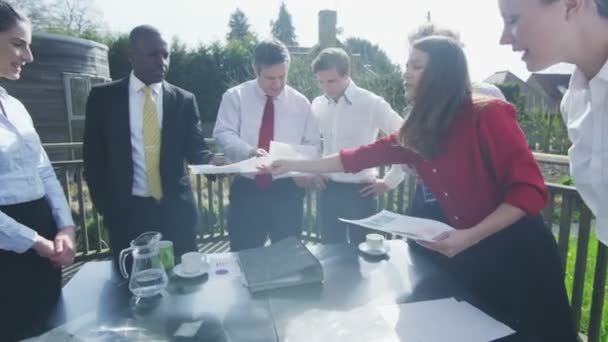 Groupe d'affaires venu pour une réunion en plein air 