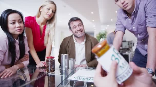 Une jeune équipe marketing dynamique fait un brainstorming lors d'une réunion 