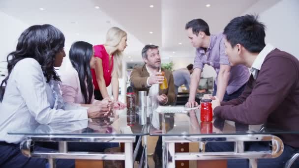Dinamik genç pazarlama ekibi bir toplantıda beyin fırtınası — Stok video