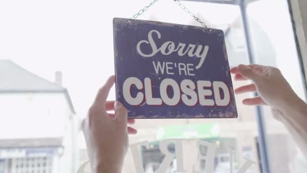 Open' sign is turned to 'Closed' — ストック動画