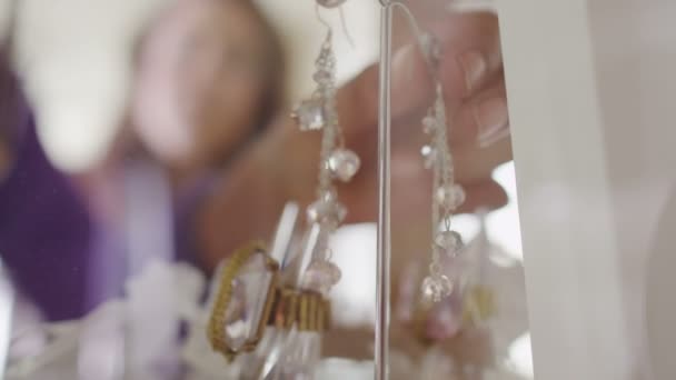 Assistant de vente aide le client 