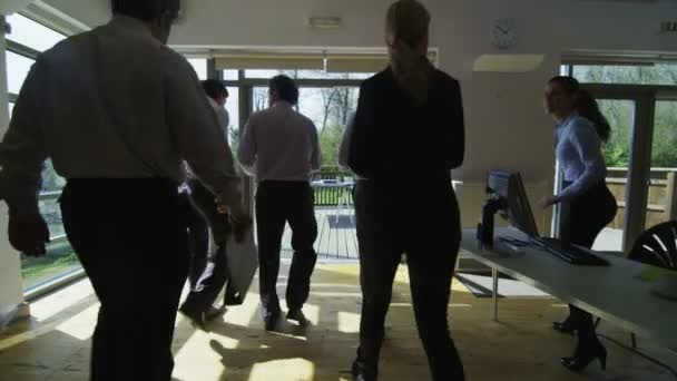 Groupe d'affaires venu pour une réunion en plein air 