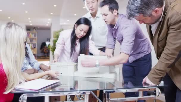 Jovens arquitetos dinâmicos em uma reunião de negócios — Vídeo de Stock