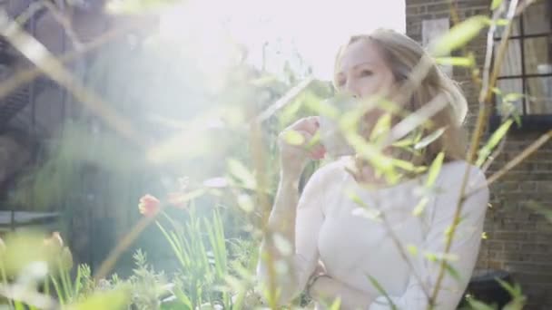 Mujer disfrutando momento en el jardín — Vídeos de Stock